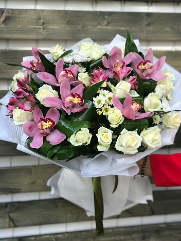 Букет цветов из: Розы и Хризантемы в Кормиловке