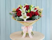 Букет цветов из:  Лилии и Розы в Кормиловке