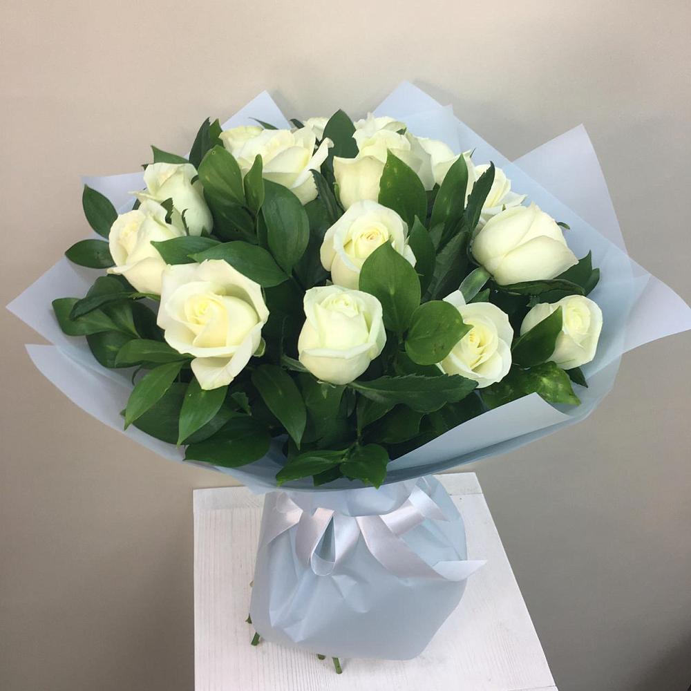 Букет 15 Белых роз Проуд в Кормиловке