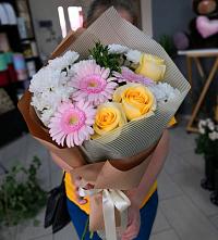 Букет цветов из:  Герберы, Розы и Хризантемы в Кормиловке