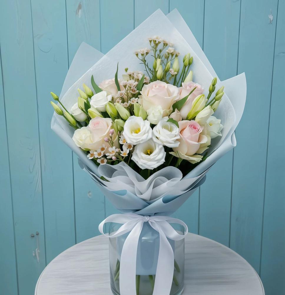 Букет цветов из: Розы и Лизиантусы в Кормиловке