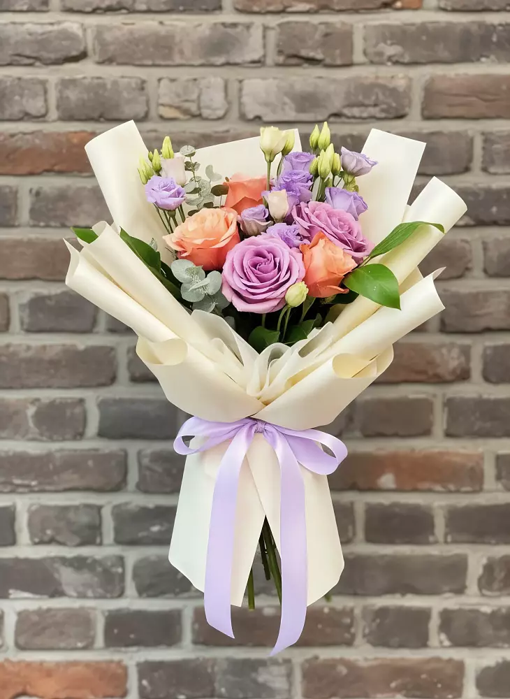 Букет цветов из: Лизиантусы и Розы в Кормиловке