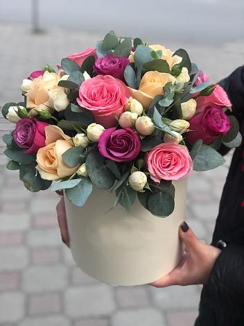Цветочная композиция из Розы в шляпной коробке в Кормиловке