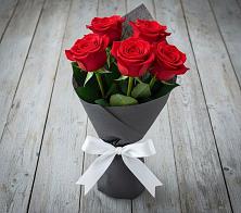 Букет 5 Красных роз Эдлесс Лав в Кормиловке