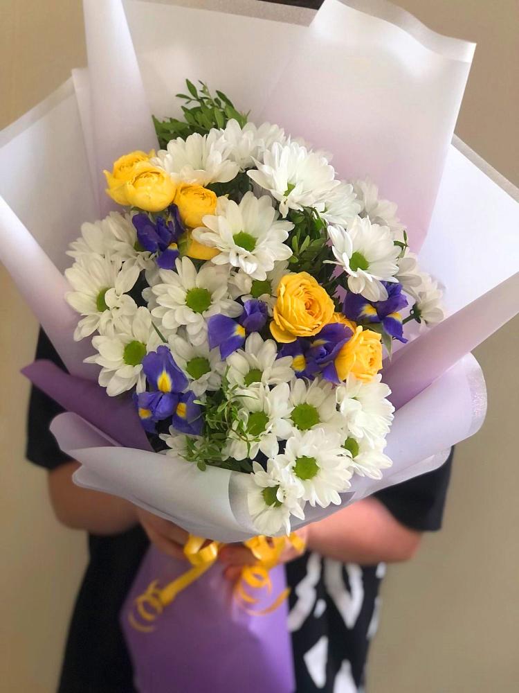 Букет цветов из: Ирисы, Хризантемы и Розы в Кормиловке