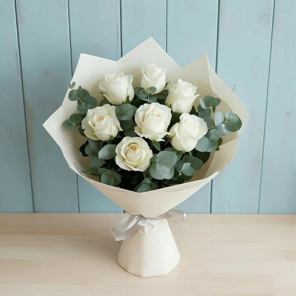 Букет Белые розы в Эвкалипте в Кормиловке