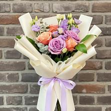 Букет цветов из:  Лизиантусы и Розы в Кормиловке