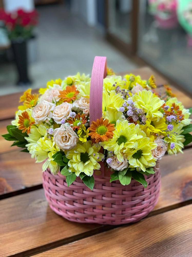 Цветочная композиция из Хризантемы и Розы в корзине в Кормиловке