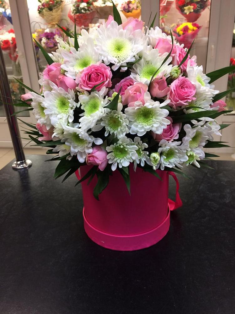 Цветочная композиция из Розы и Хризантемы в шляпной коробке в Кормиловке