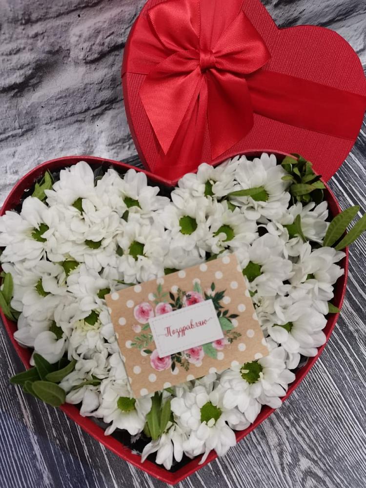 Цветочная композиция из Хризантемы в виде сердца в Кормиловке