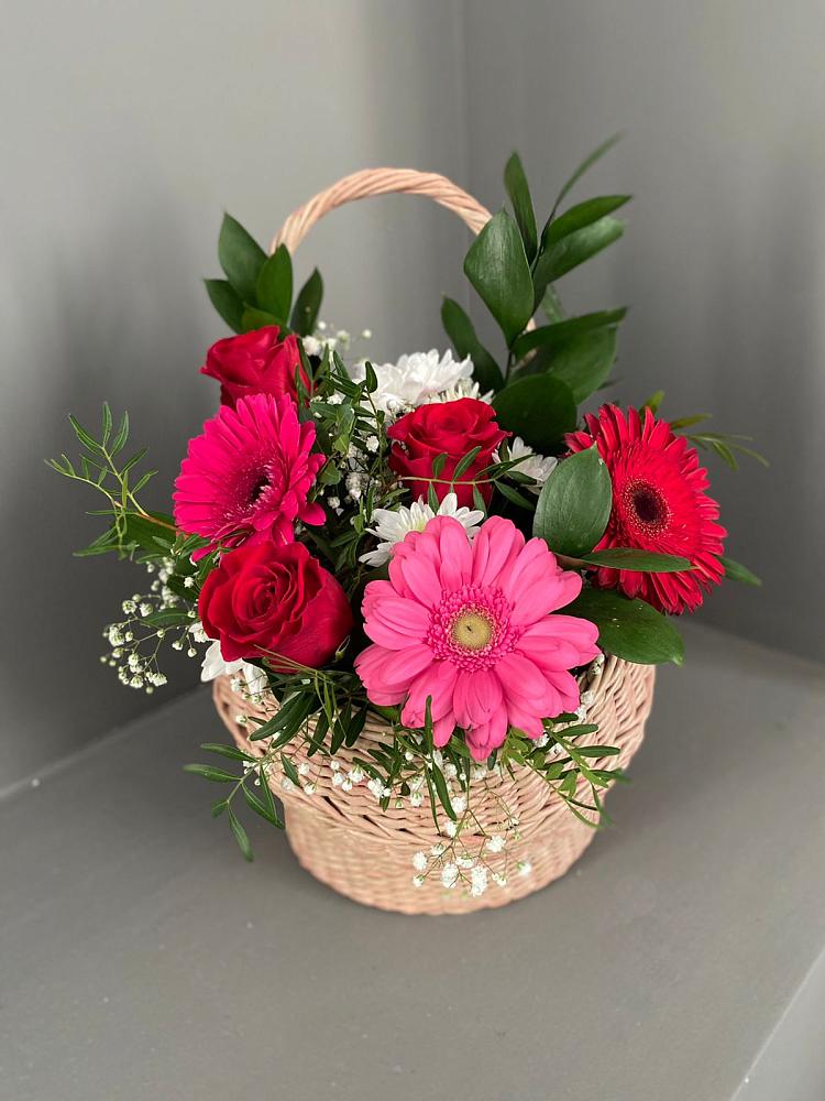 Цветочная композиция из Розы, Хризантемы и Герберы в корзине в Кормиловке