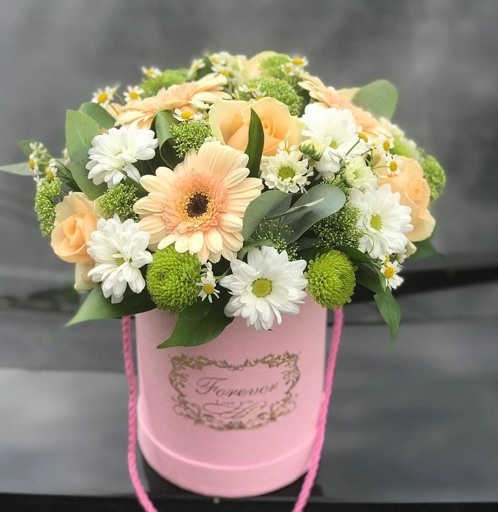 Цветочная композиция из Розы, Герберы и Хризантемы в шляпной коробке в Кормиловке