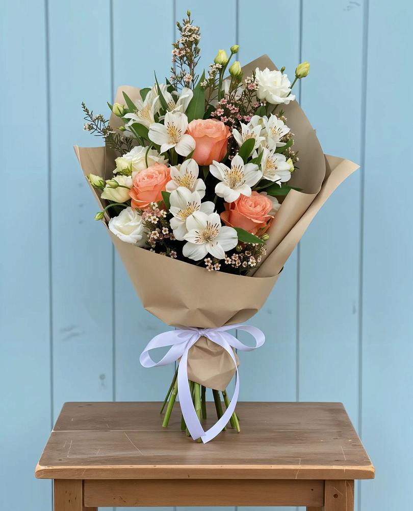 Букет цветов из: Альстромерии, Лизиантусы, Розы и Хризантемы в Кормиловке