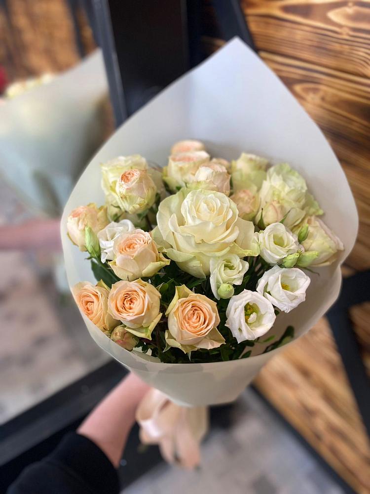 Букет цветов из: Розы и Лизиантусы в Кормиловке