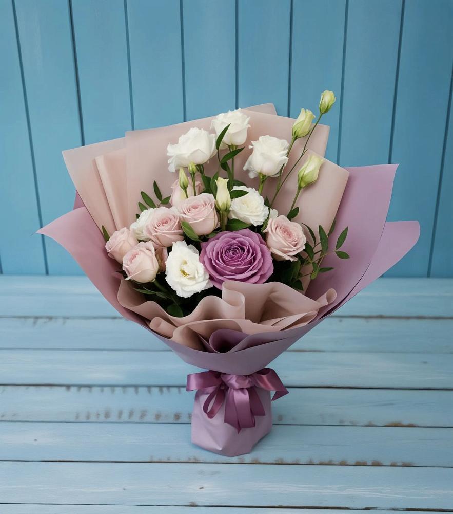 Букет цветов из: Розы и Лизиантусы в Кормиловке